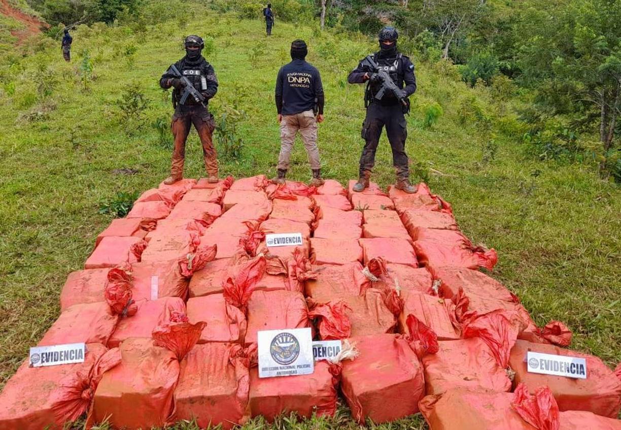 Asimismo, se conoció que la droga será trasladada hacia la Fuerza Aérea en Tegucigalpa y después escoltada hasta la Secretaría de Seguridad en El Ocotal, dónde en presencia del Ministerio Público se abrirán los fardos y se iniciará la cuenta de los kilos. 