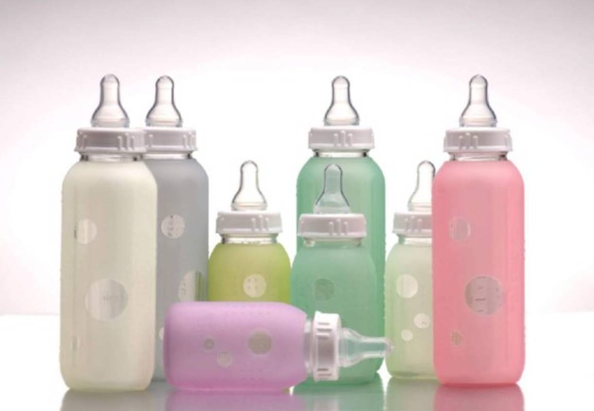 Desodorizar los biberones. Inevitablemente los biberones desarrollan un olor a leche agria. Para eliminar dicho olor se puede poner un poco de pasta dental en un cepillo dental, frotar la botella y luego enjuagar con abundante agua.