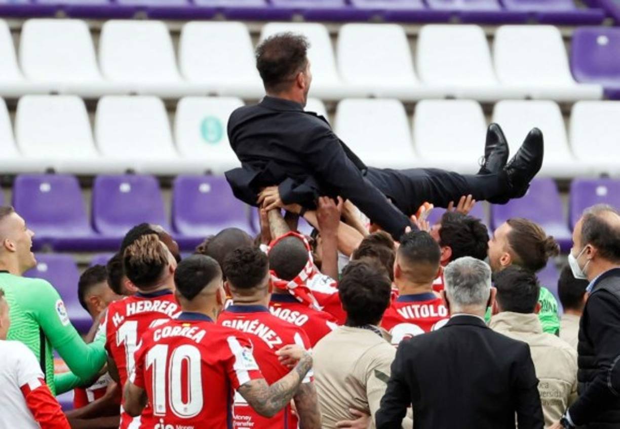 Los jugadores del Atlético mantearon al 'Cholo' Simeone en la celebración del título.