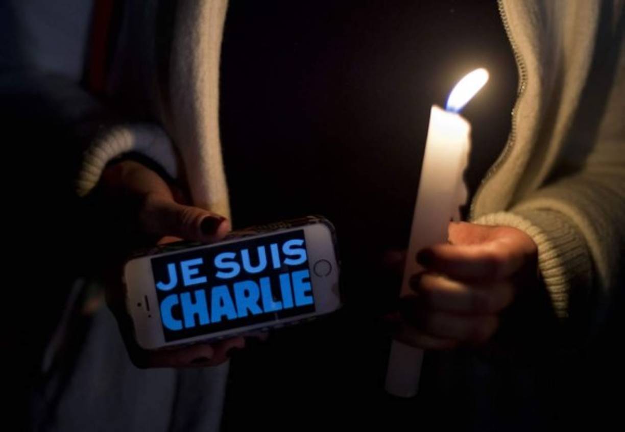 La frase 'París es Charlie' aparece esta noche proyectada en el Arco del Triunfo, uno de los monumentos más famosos de París, en muestra de solidaridad con la revista satírica francesa 'Charlie Hebdo'.