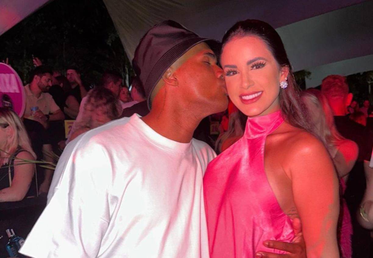 “Mi esposa Charles Oliveira está en ella, y quiero hacer algún contenido comparable”, compartió Costa para Mail Sports dejando claro que su chica está de acuerdo.