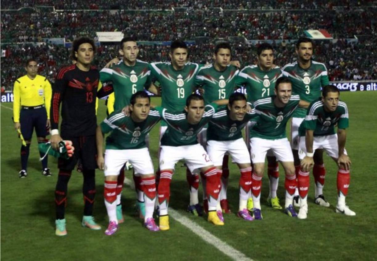 El once titular de México conformado por Guillermo Ochoa, Héctor Herrera, Oribe Peralta, Julio Cesar Dominguez, Enrique Pérez, Oswaldo Alanís (arriba); Antonio Ríos, Paul Aguilar, Marco Fabian, Miguel Layún y Javier Hernández (abajo).