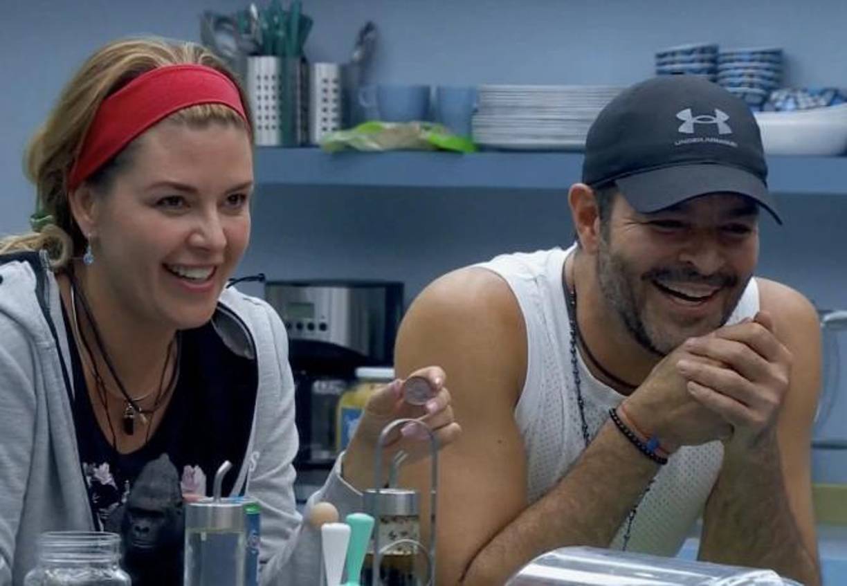 Alicia Machado y Pablo Montero se conocieron en mayo de 1997, cuando la venezolana era la reina de Miss Universo y el artista mexicano estaba de invitado en uno de los desfiles donde se ella presentaba. El romance inició cuando ella tenía 24 años y él 27, ambos en el punto más alto de sus carreras. La diferencia de tiempos fue uno de los detonantes de la relación.