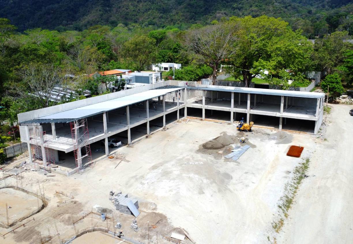 En el bulevar Mackey está en construcción una plaza comercial, que promete revolucionar la experiencia de compra de los sampedranos.