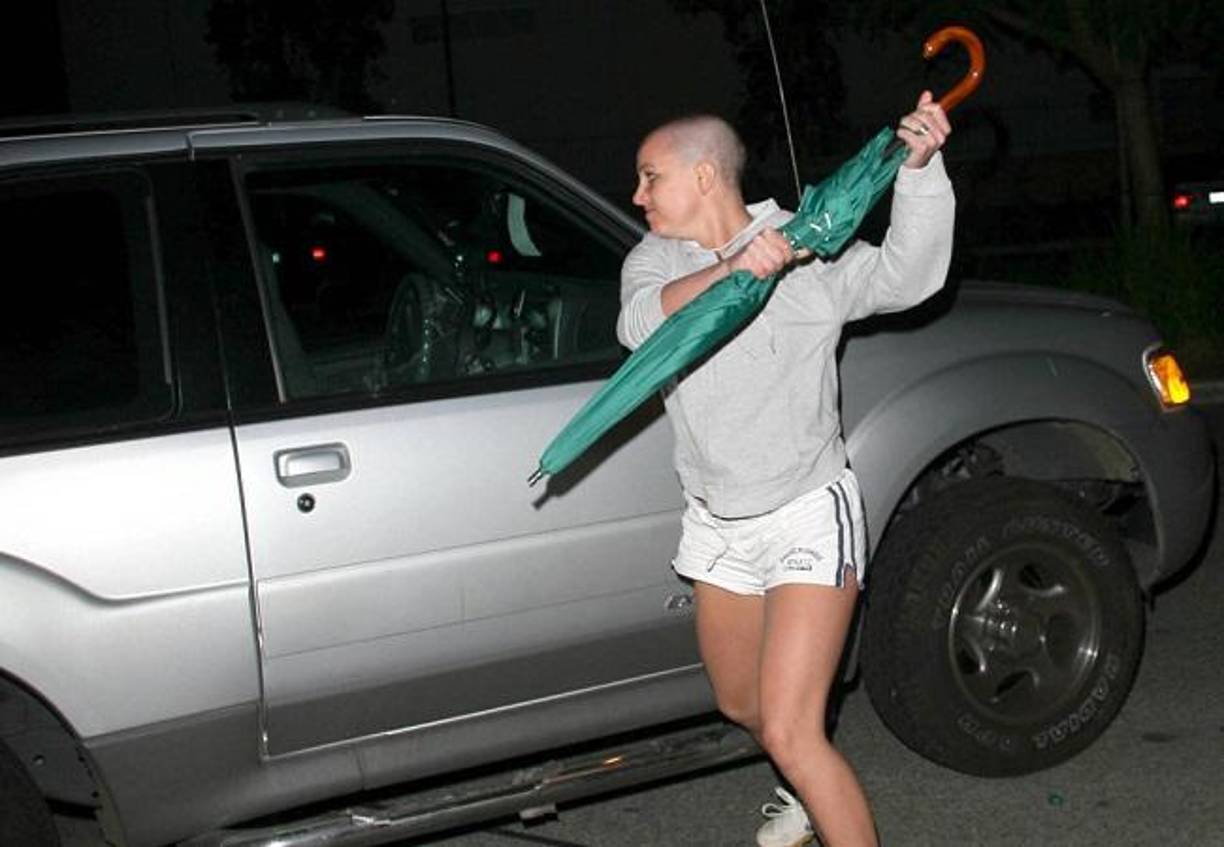 También, en 2007 se le vió a Britney atacar con una sombrilla el auto de uno de los paparazzi que la asediaba en su carrera como artista. Momento preocupó a sus seguidores por el deterioro de su imagen.
