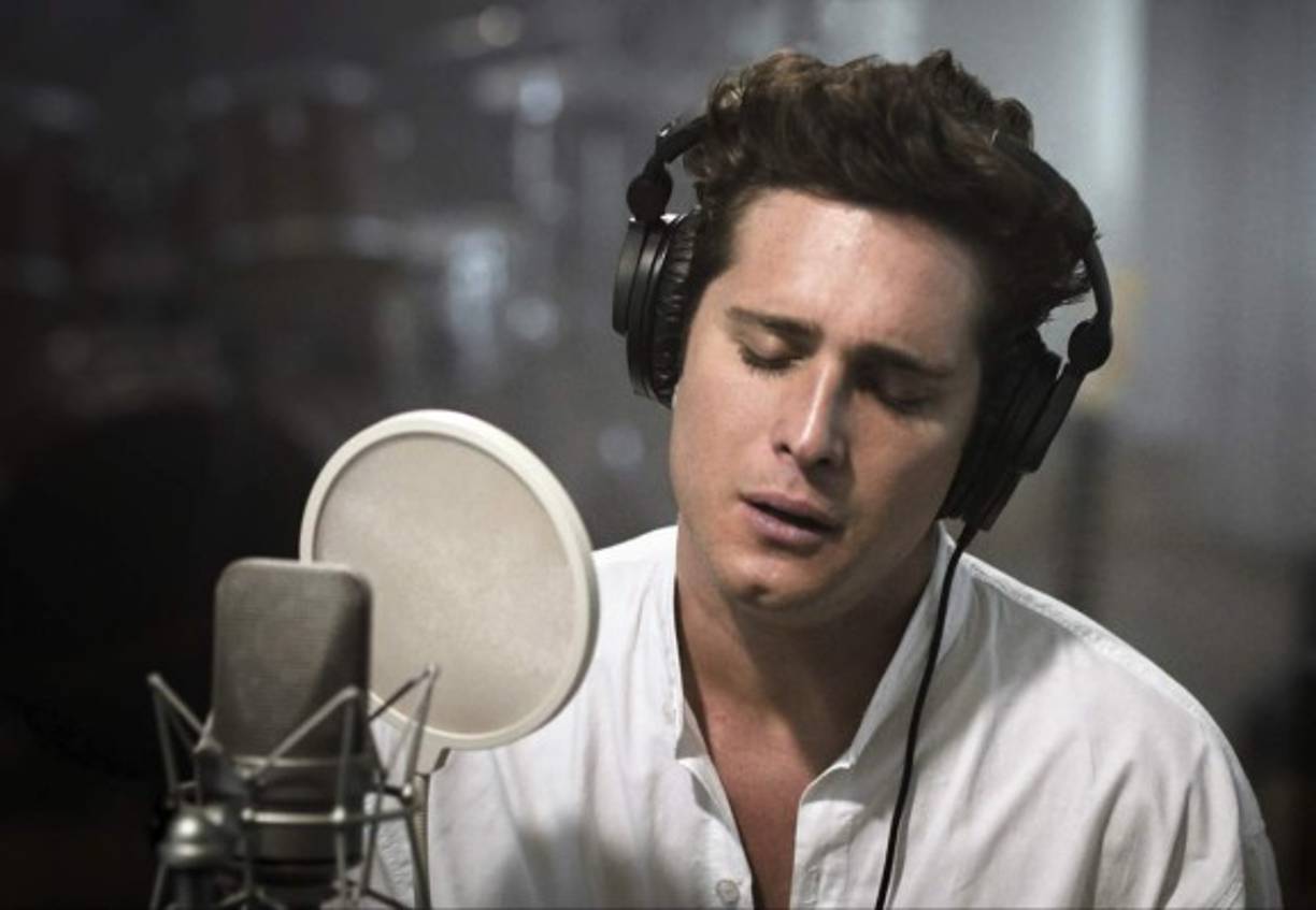 'Hasta que me olvides', dedicada a su madre.<br/>En la segunda temporada también se explica el origen de su exitosa canción 'Hasta que me olvides'. El tema fue escrito por el artista dominicano Juan Luis Guerra, quien se lo cedió a Luismi. 'El Sol', de acuerdo con la serie, se mostró renuente a incluir el tema en la producción Aries, álbum que fue lanzado en 1993, sin embargo, la insistencia de Hugo López, manager de 'Luismi', hizo que la incluyera.