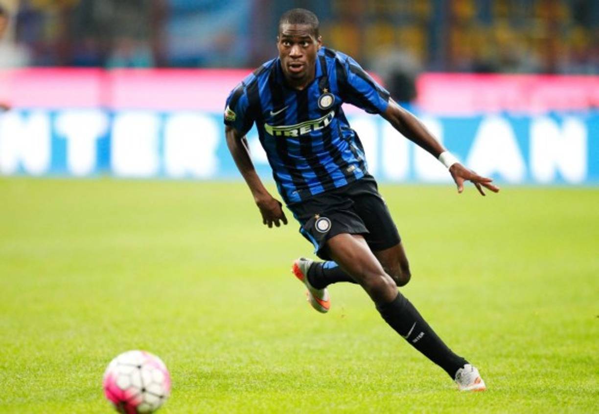 El centrocampista francés Geoffrey Kondogbia no está teniendo una campaña demasiado cómoda, pero sin embargo asegura que se encuentra 'bien en el Inter y no veo por qué debería marcharme. Puede ser que los aficionados esperasen más de mi parte viendo lo que se pagó por mí (36 'kilos'), pero creo que mi evaluación está en línea con mi equipo'.