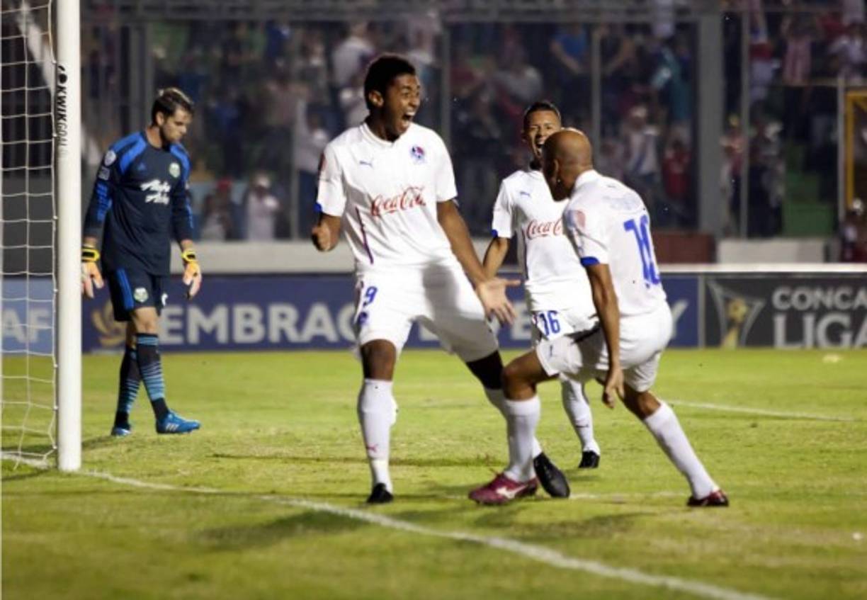 Secuencia de la celebración del 'Choco' Lozano tras marcar el 2-0 del Olimpia.
