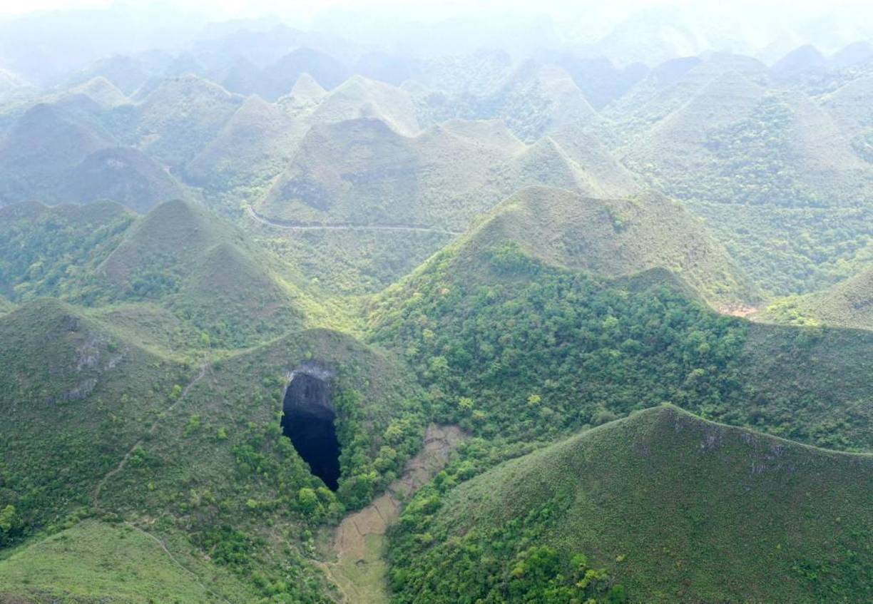 Un equipo de espeleólogos y espeleólogos hizo rappel en el sumidero el viernes (6 de mayo) y descubrió que hay tres entradas a la cueva en el abismo, así como árboles antiguos de 131 pies (40 m) de altura, que estiran sus ramas hacia la luz del sol que se filtra a través la entrada del sumidero. 