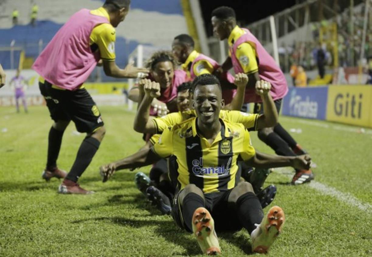 El festejo del trencito de los jugadores del Real España tras el gol de Darixon Vuelto.