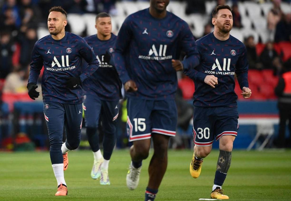 Otro punto que ha disgustado a Mbappé son los retrasos de algunos jugadores sudamericanos en su llegada a los entrenamientos. El diario señaló que, entre bastidores, Mbappé cuestionó la capacidad del club para gestionar a sus estrellas e “imponer exigencias de muy alto nivel”.