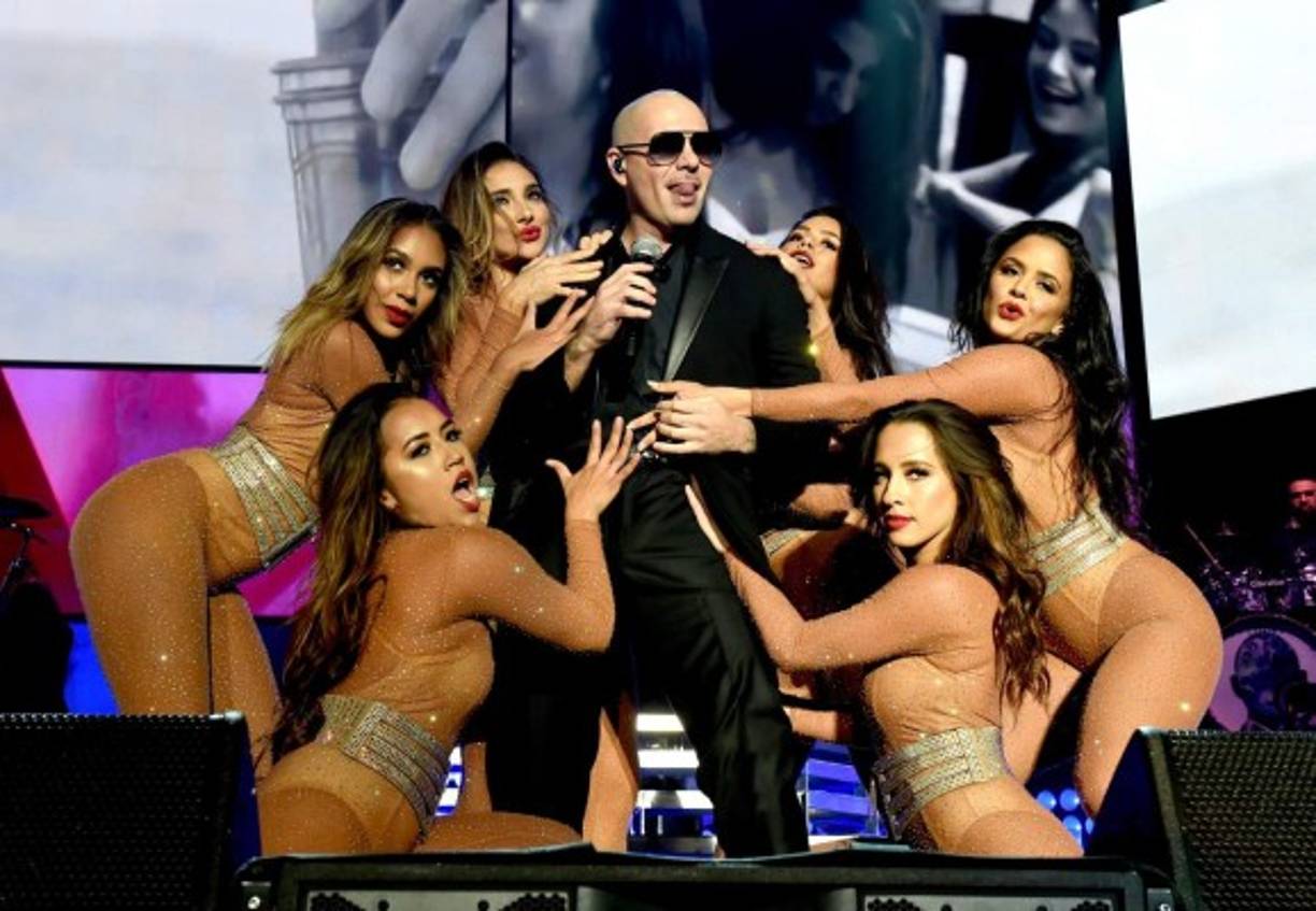 La estética de Pitbull ha evolucionado tanto a lo largo de su carrera, pasando de las camisetas anchas y el pelo con trencitas de sus inicios.
