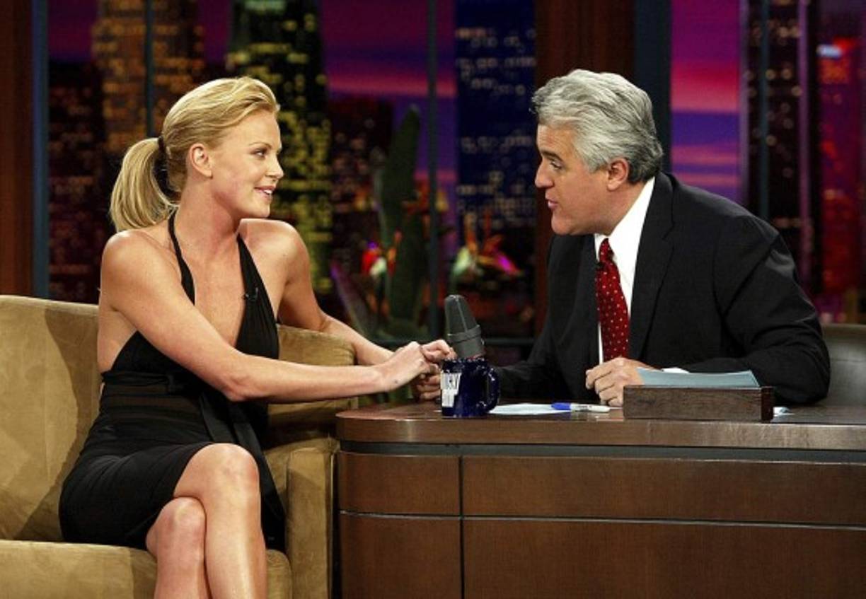Charlize Theron fue invitada por Jay Leno al programa 'The Tonight Show' el 16 de enero de 2004.