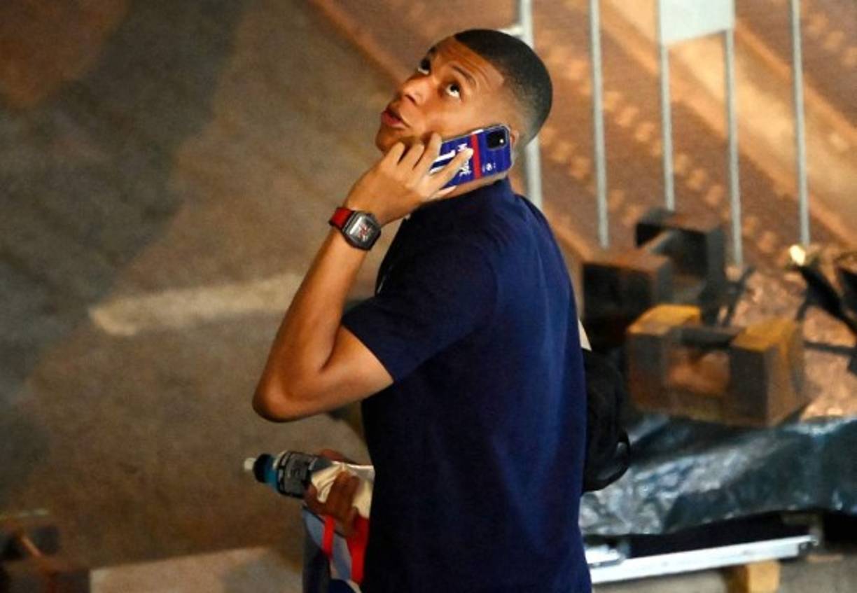 Kylian Mbappé soltó la 'bomba'. El delantero francés ha comunicado a la directiva del París Saint Germain que no quiere extender su contrato actual que termina en la temporada 2021-22, según ha publicado 'L'Equipe'. De acuerdo a la noticia del diario, el jugador ha informado a miembros de la organización PSG de su intención de irse. Sin embargo, no se espera que el jugador de 22 años exija una transferencia y está dispuesto a esperar hasta que finalice su contrato actual.<br/><br/>Foto - AFP