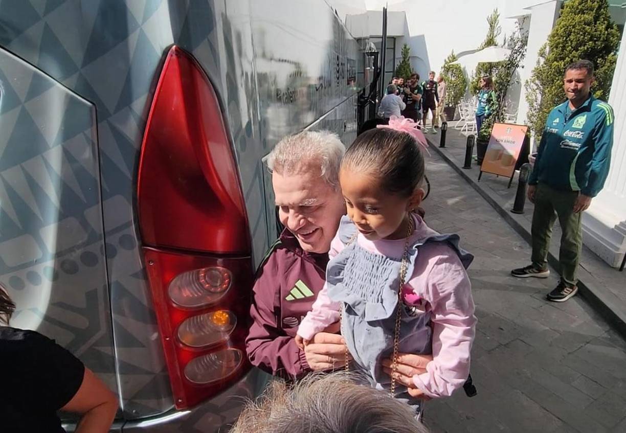 El ‘Vasco’ Aguirre posando con otra pequeña en el hotel de concentración de la selección mexicana.