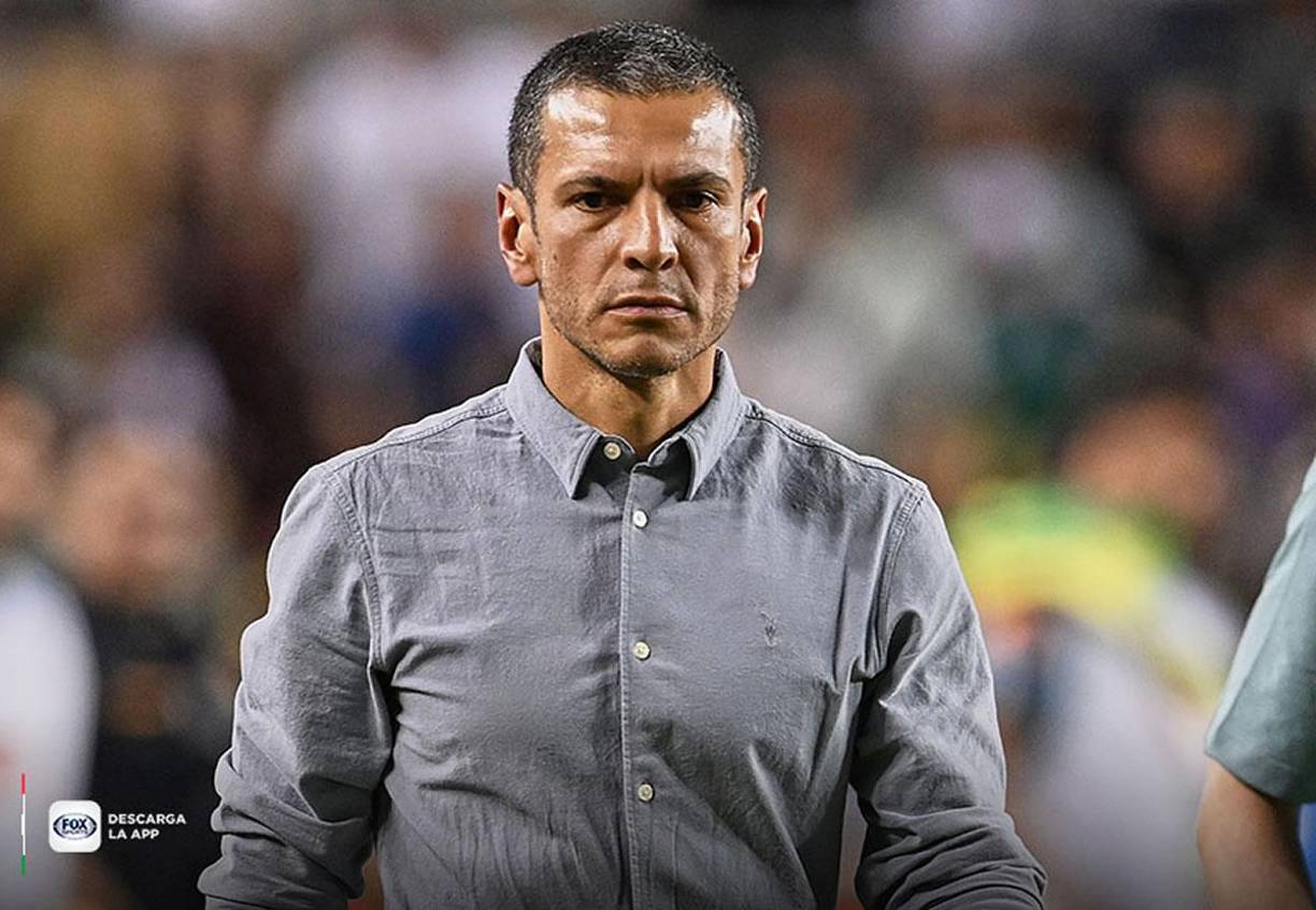 Jaime Lozano, con semblante serio después de encajar una nueva derrota como seleccionador de México.