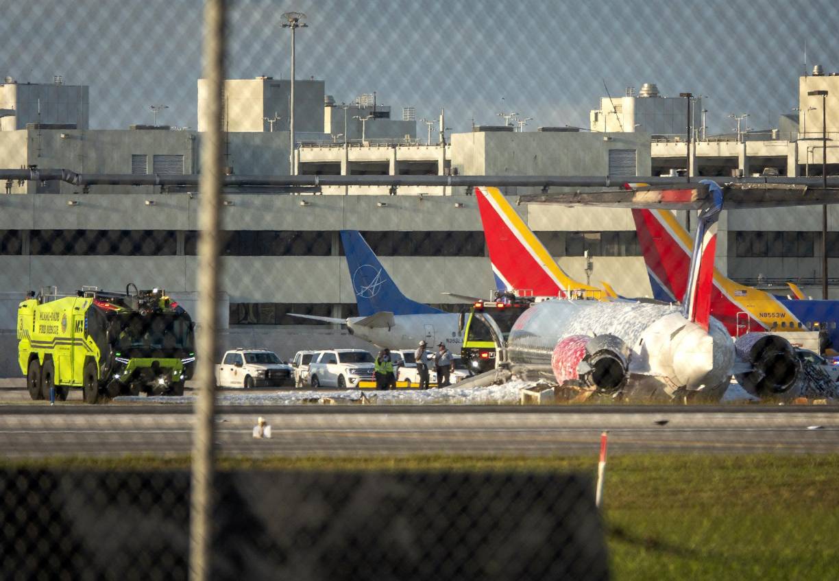 Tres personas fueron hospitalizadas tras el accidente del vuelo 203 de Red Air el martes por la tarde, según los bomberos de Miami-Dade, pero no se informó de ninguna muerte o lesión grave entre las 140 personas que iban a bordo. 