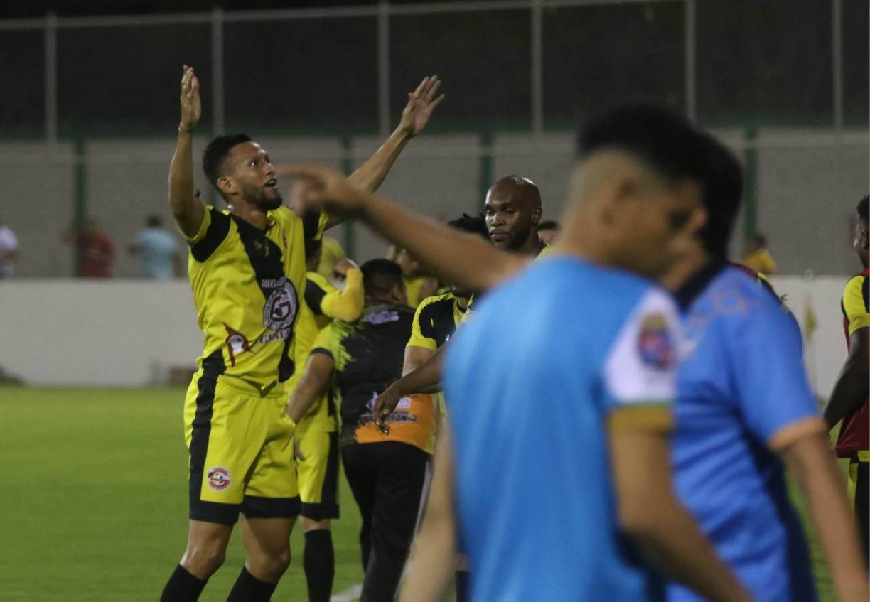 Un centro desde la izquierda por parte de Génesis encontró primero la cabeza de Randy Diamond, medio desvió la pelota y Óscar Padilla Discua entró solo en el segundo palo para rematar de pierna derecha y venció al portero Sandro Cárcamo.