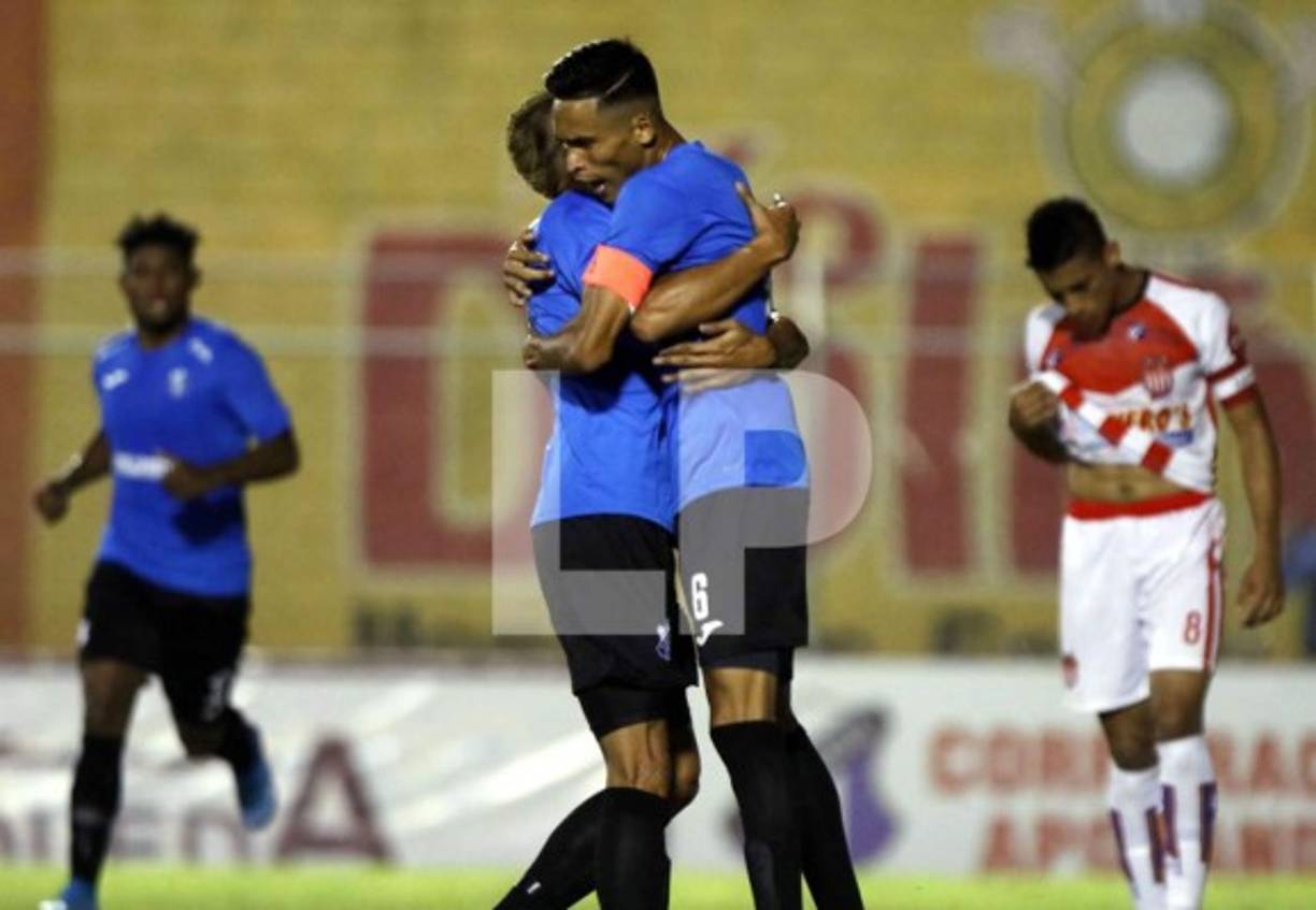 Los hermanos Delgado, Juan Ángel y Edder, celebrando el gol ante el Vida.