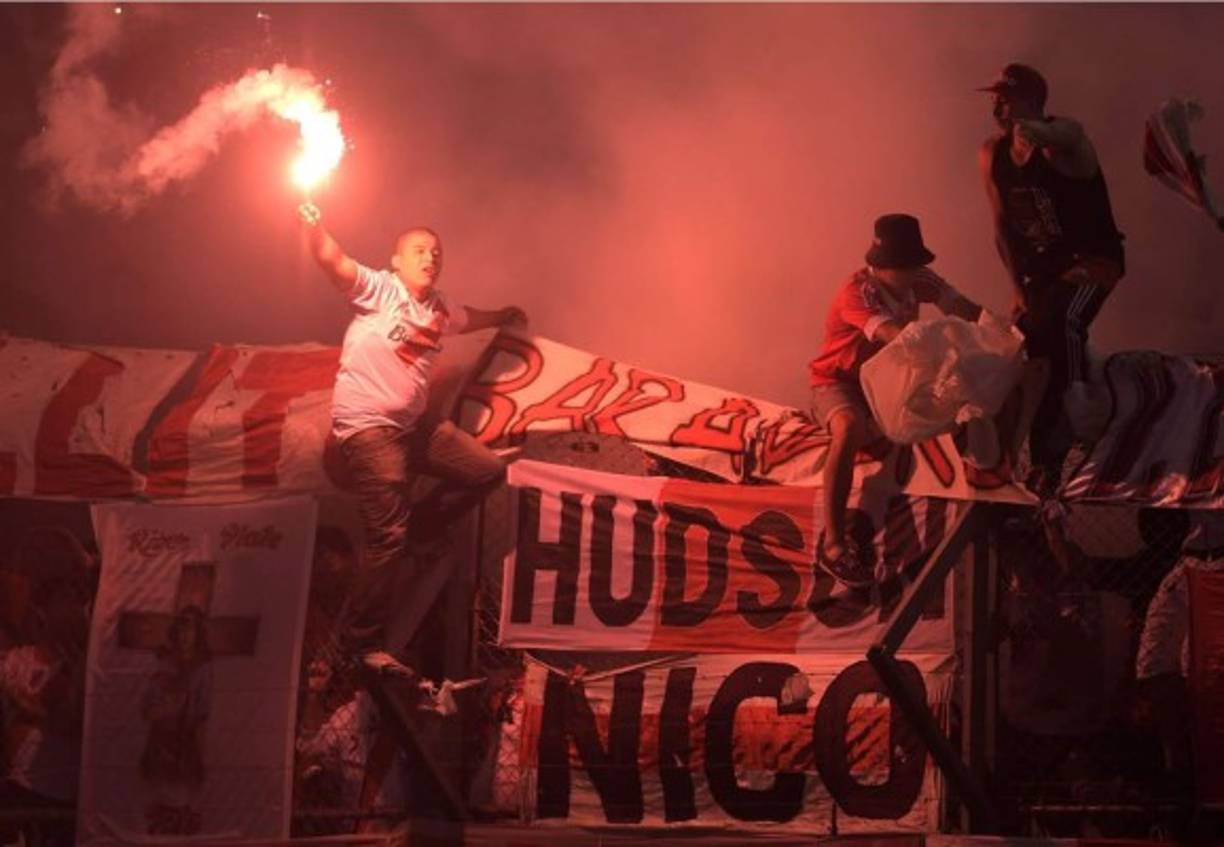 Aficionados de River Plate alentando a su equipo.