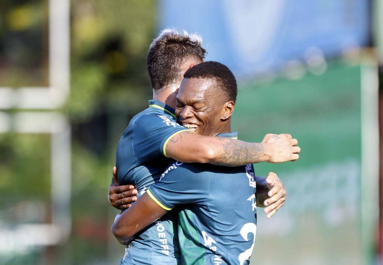 Félix Crisanto y Nicolás Royón se abrazan tras el gol de Jeffry Miranda para el 2-0 del Monstruo Verde.