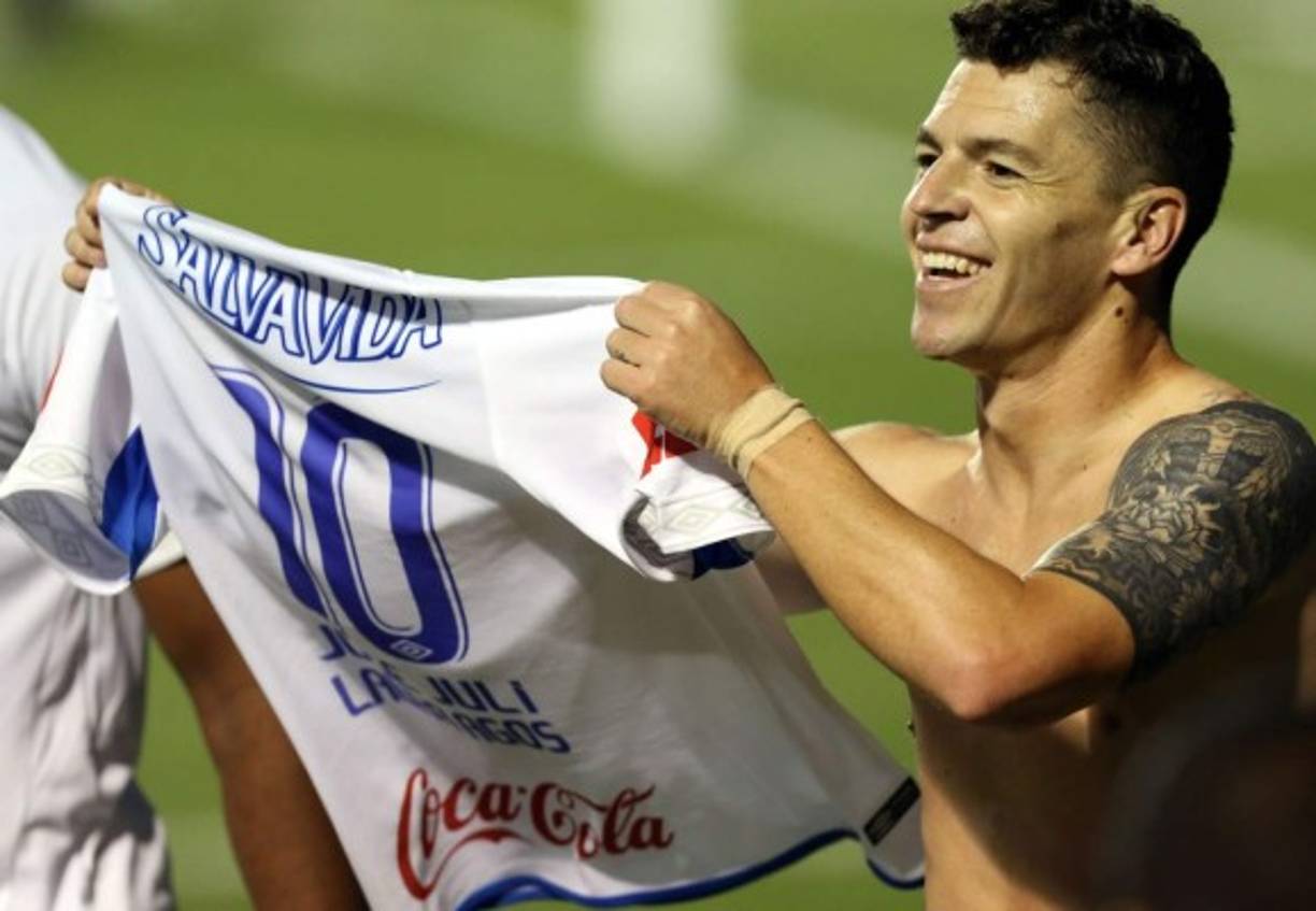 Matías Garrido se quitó la camiseta para celebrar su goly dejó ver algunos de sus tatuajes.