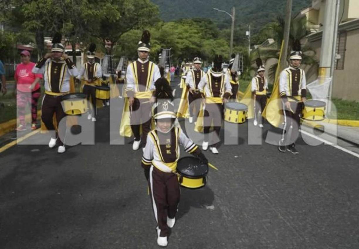 Este pequeño se robó las miradas al ser parte de la banda de guerra que animó la caminata.