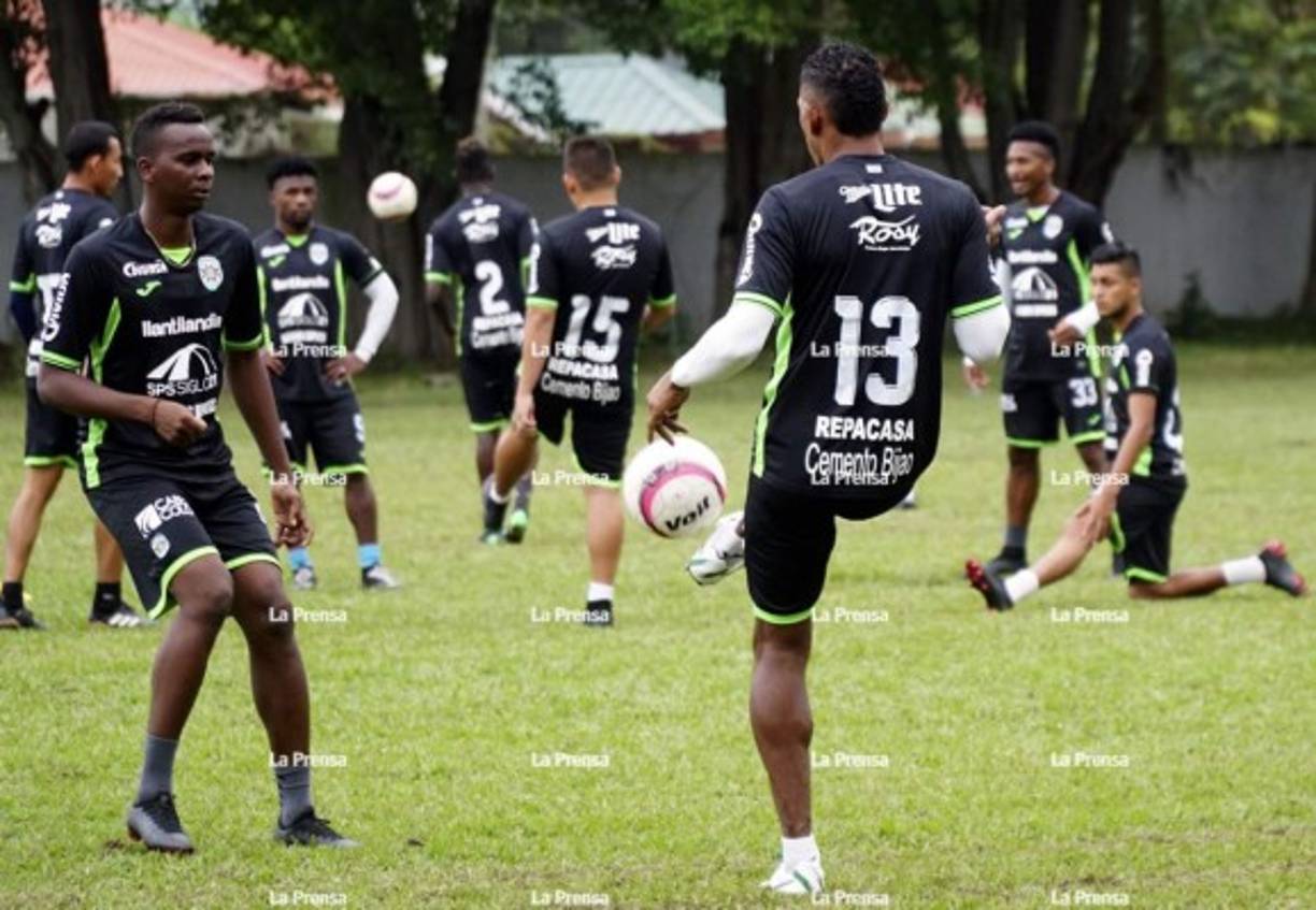 Carlo Costly entrenó junto a Bryan Johnson, quien fue su compañero en el Olimpia.