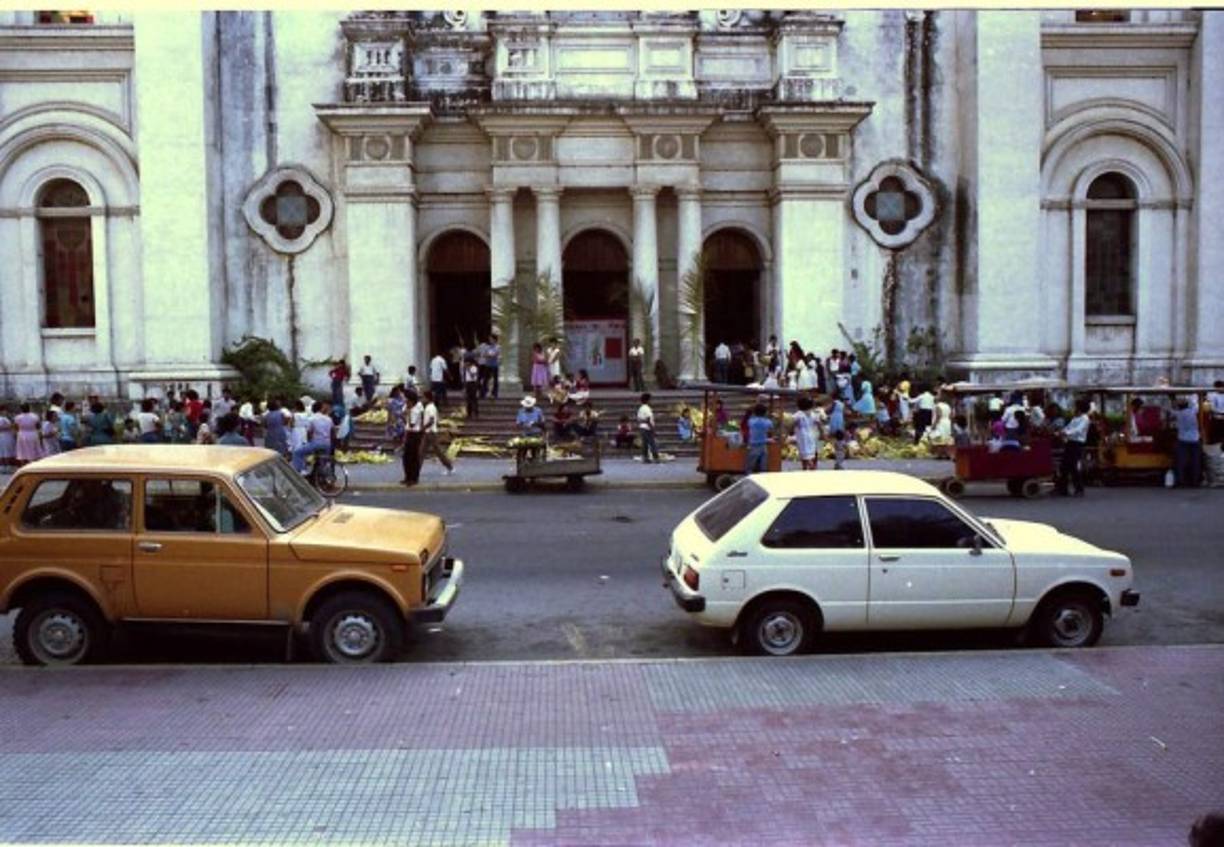 Vista frontal de la catedral San Pedro Apóstol en los años 80.