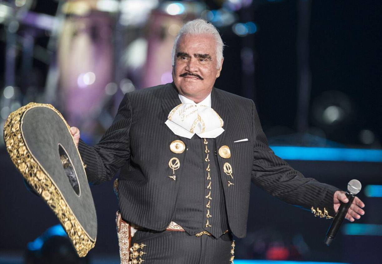 La presencia de Vicente Fernández sigue tan viva, que extraña al echar la vista atrás que ya hace un año partió de este plano.