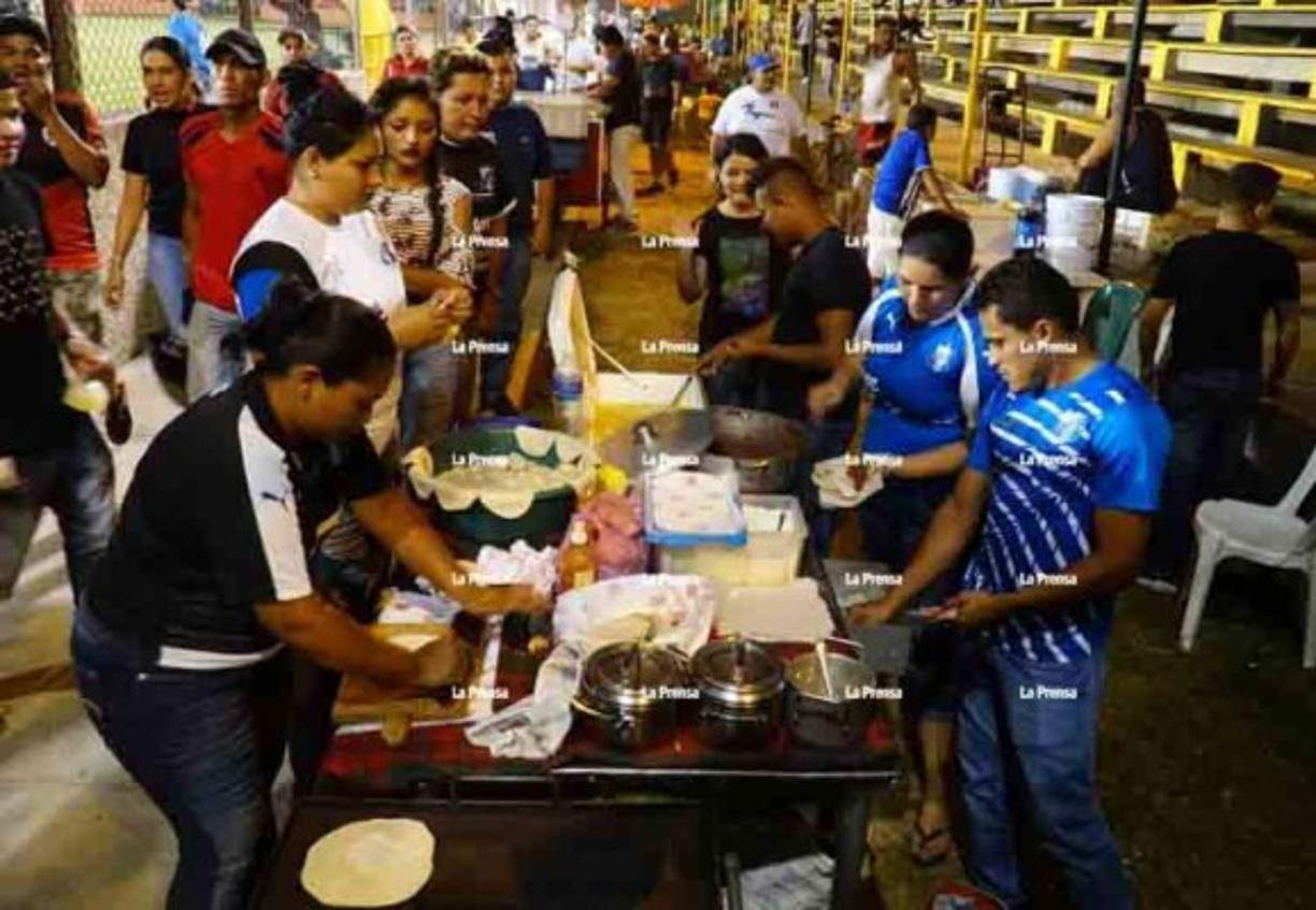 Los aficionados apoyaron al comprar baleadas al 'Ñangui' Cardona y su esposa.