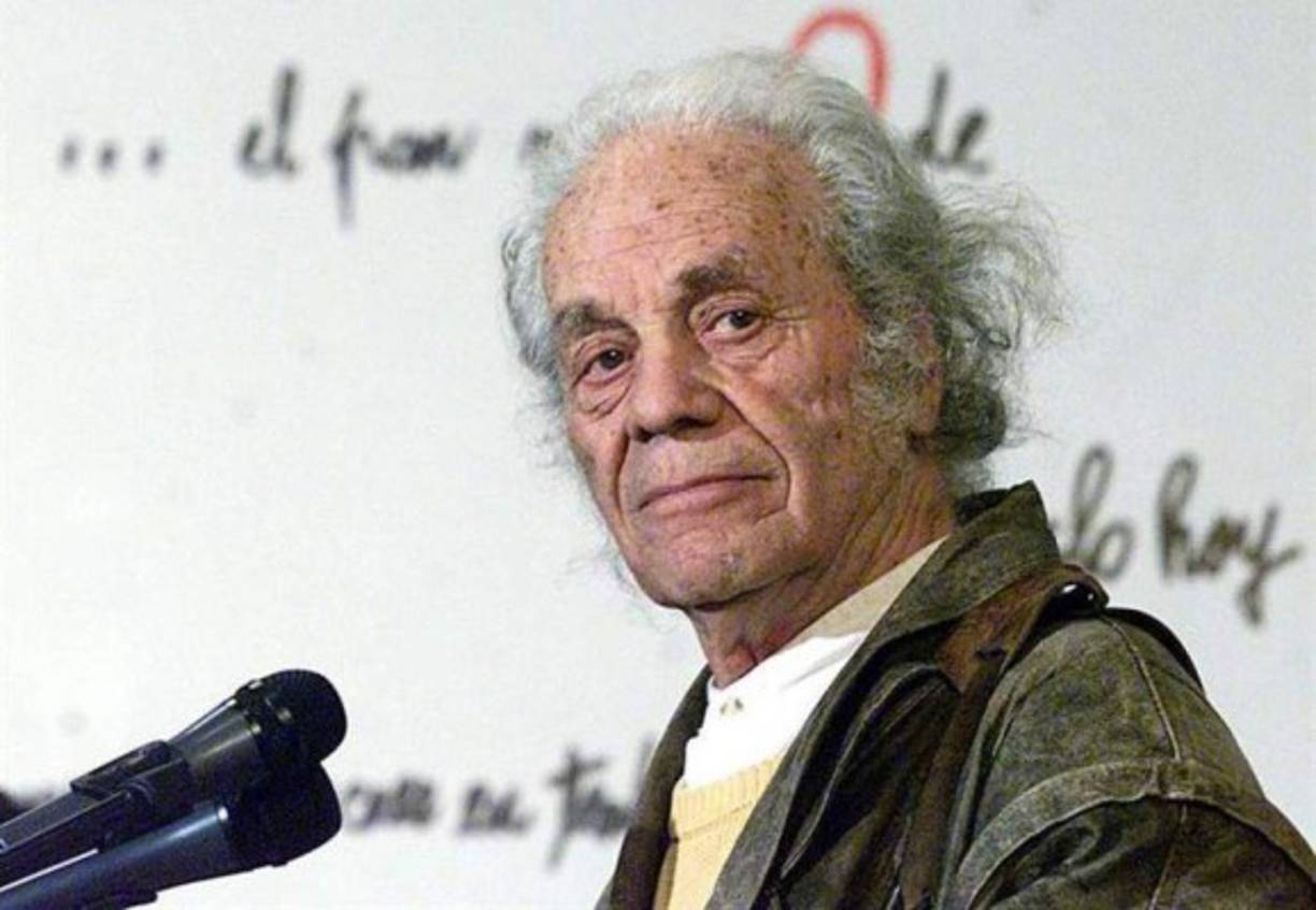 El poeta chileno Nicanor Parra, creador de la antipoesía y ganador de numerosos galardones literarios, entre ellos el Premio Cervantes, murió el 23 de enero en Santiago, a los 103 años.<br/><br/>El deceso del autor de 'Hojas de Parra', 'Poesía y Antipoesía', y 'Versos de Salón', entre otras obras, ocurrió durante la madrugada.<br/><br/>Nacido en San Fabián de Alico el 5 de septiembre de 1914 y mayor de nueve hermanos, entre ellos la folclorista Violeta Parra, Nicanor Parra fue además profesor de Física, pero revolucionó a la poesía de Chile y el Mundo cuando proclamó, en 1954, que la poesía había sido 'el paraíso del tonto solemne' en los últimos 50 años ('Poemas y Antipoemas').<br/><br/>Entre los reconocimientos y premios que se adjudicó destacan el Premio Nacional de Literatura (1969), el Premio de Literatura Latinoamericana y del Caribe Juan Rulfo (1997) y el Premio Miguel de Cervantes (2011).<br/><br/>Los últimos veinte años de su vida, al menos, los pasó en su casa ubicada en el balneario Las Cruces, donde además celebró su centenario en el año 2014.