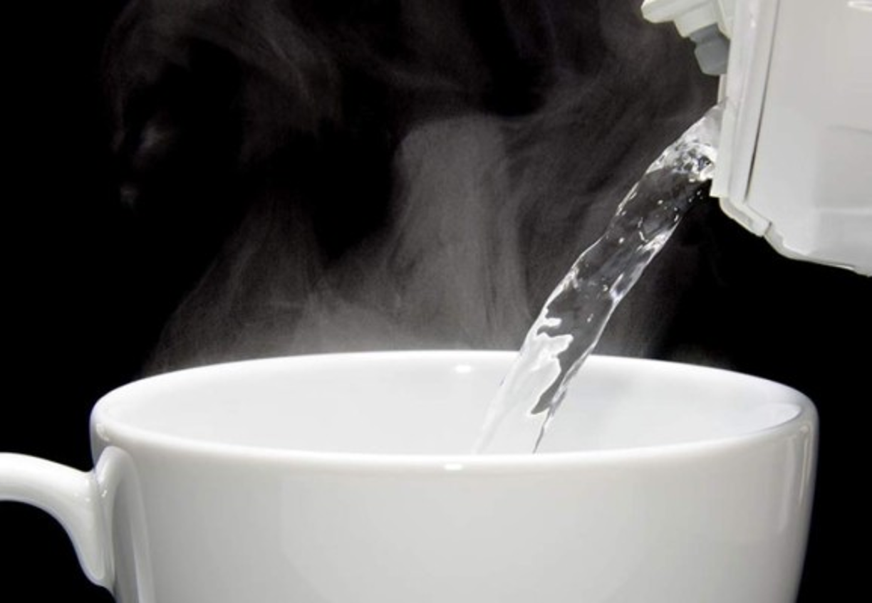 ─ ¿Beber agua caliente? -<br/><br/>'No hay necesidad de cambiar la temperatura del agua que usted bebe. El agua potable siempre es importante, no solo para el coronavirus', agrega el profesor Brandon Brown, de la Universidad de California.<br/><br/>AFP Factual ya había verificado desinformaciones sobre el efecto del agua caliente o la frecuencia del consumo de agua sobre el virus (B).