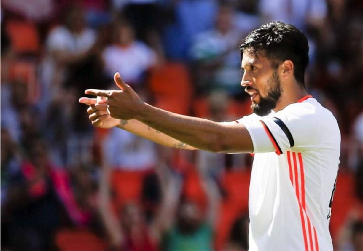 Según Radio Continental, Boca Juniors, que busca un marcador central de experiencia, podría realizar un sondeo por Ezequiel Garay, quien está vinculado al Valencia hasta mediados de 2020. Foto EFE