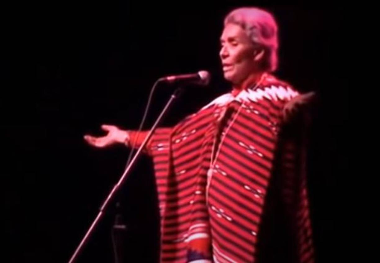 Chavela Vargas fue una cantante que nació el 17 de abril de 1919, en San Joaquín (Costa Rica), pero años después se nacionalizaría mexicana. Su canción ícono es llorona, que se dio a conocer en el mundo en la película animada COCO.