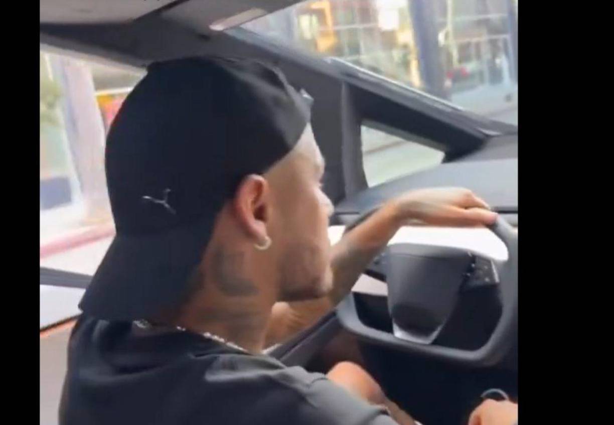 Neymar fue captado manejando Tesla Cyber Truck, un exclusivo auto eléctrico; pero como chofer de la aplicación Uber en las calles de Los Ángeles, California.