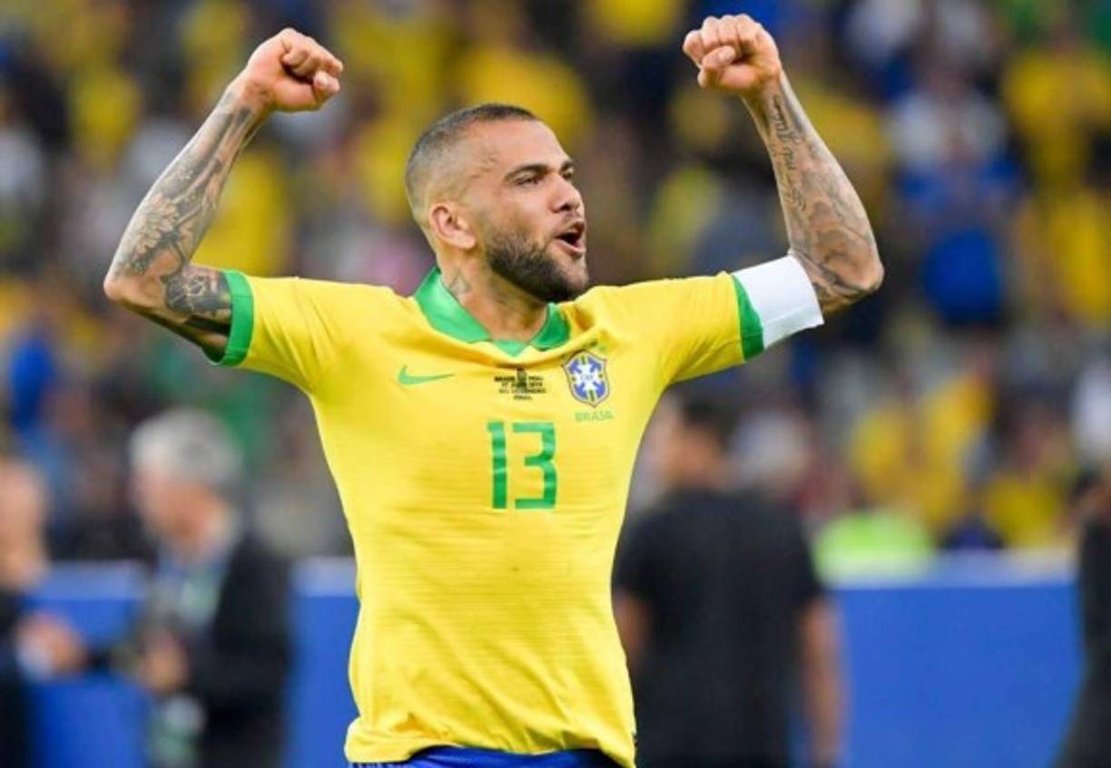 Dani Alves: Según Mundo Deportivo, Arsenal y Tottenham se han unido a Manchester City en su intento por hacerse con los servicios del lateral brasileño, jugador que está libre tras su salida del Paris Saint-Germain.