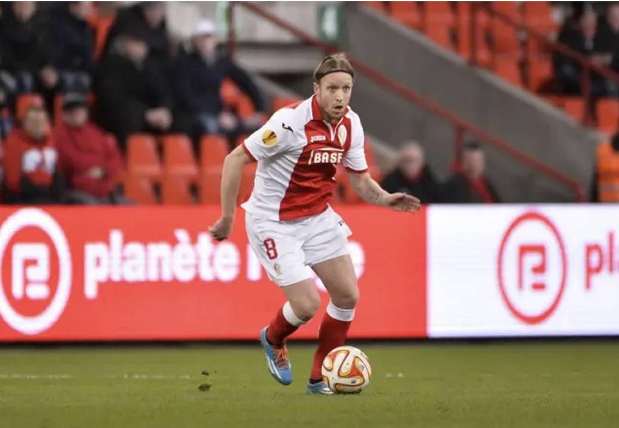 Stam, que dejó huella en la máxima categoría de Inglaterra durante varias temporadas, también está bajo investigación por presuntas actividades de lavado de dinero, junto a cuatro miembros de su familia.