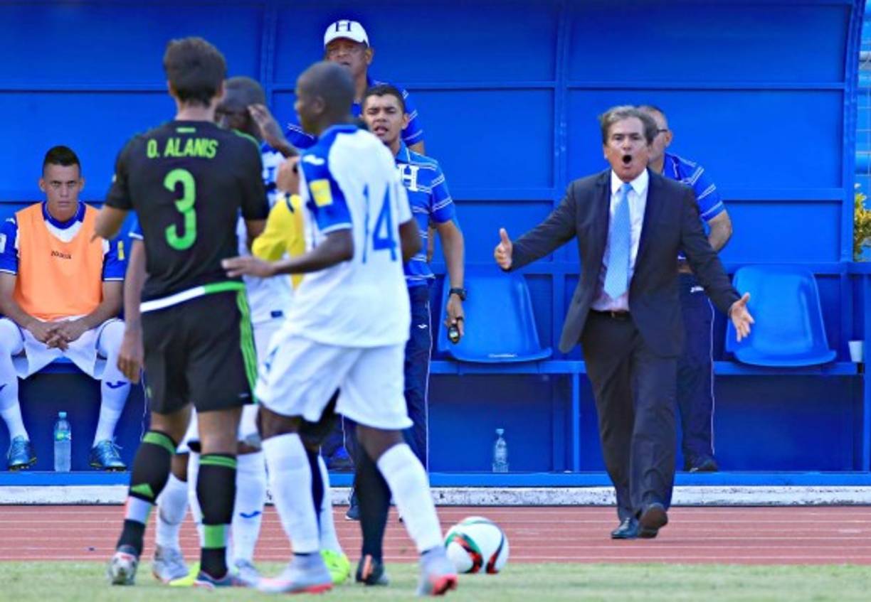 Sin perder un minuto de concentración, el técnico Pinto siguió de cerca cada una de las jugadas de los hondureños.