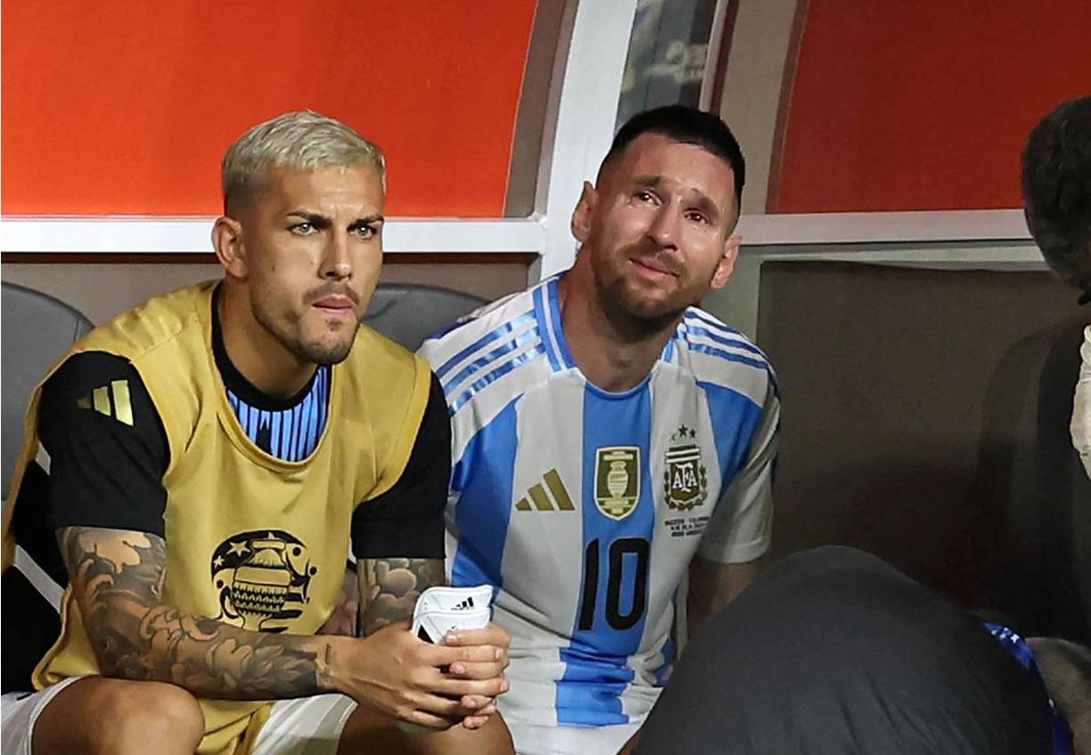 Una imagen que duele de ver: el llanto desconsolado de Messi al no poder seguir jugando la final por la lesión.