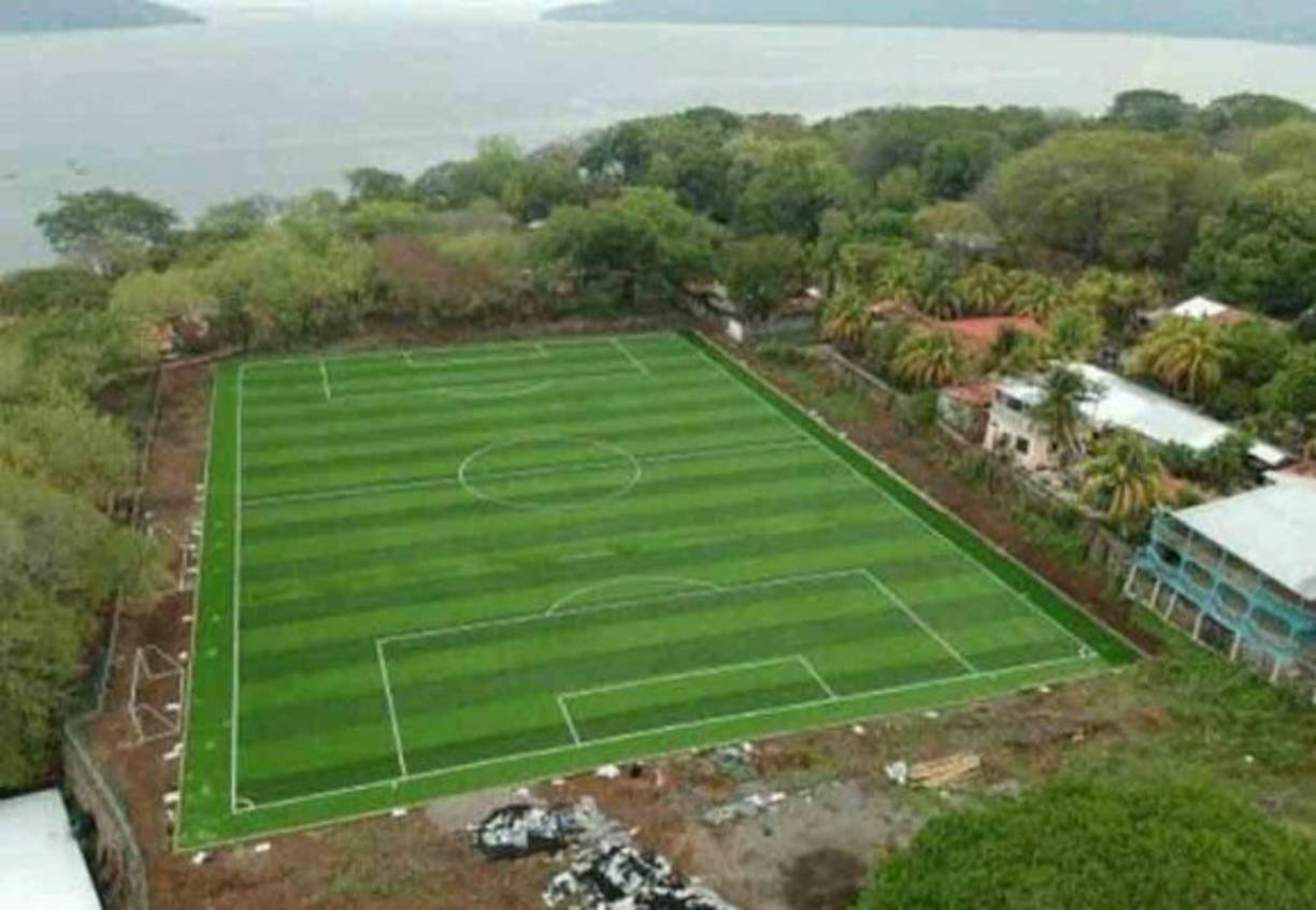 La cancha ha sido remodelada, anteriormente estaba llena de polvo.