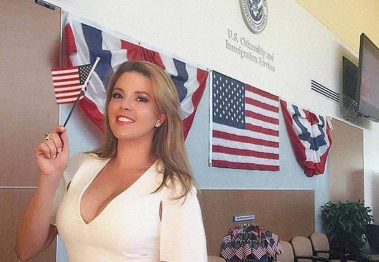 En agosto de 2016 se convierte en una activista frontal, no solo en contra de Donald Trump, sino a favor de Hillary Clinton, como parte de la campaña presidencial del Partido Demócrata. En esta foto del 20 de agosto, Alicia Machado hace un recorrido proselitista por las calles de Miami.