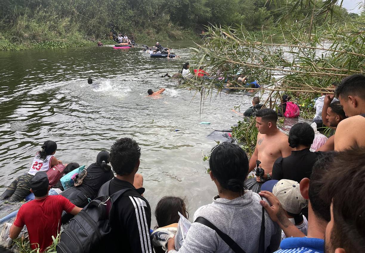  Ahora los migrantes usan hasta seis camas inflables para pasar grupos de cuatro o menos personas, y de esa misma forma también se traslada a niños a pesar del riesgo de que los viajantes pueden caer al agua ya que muchos no saben nadar.