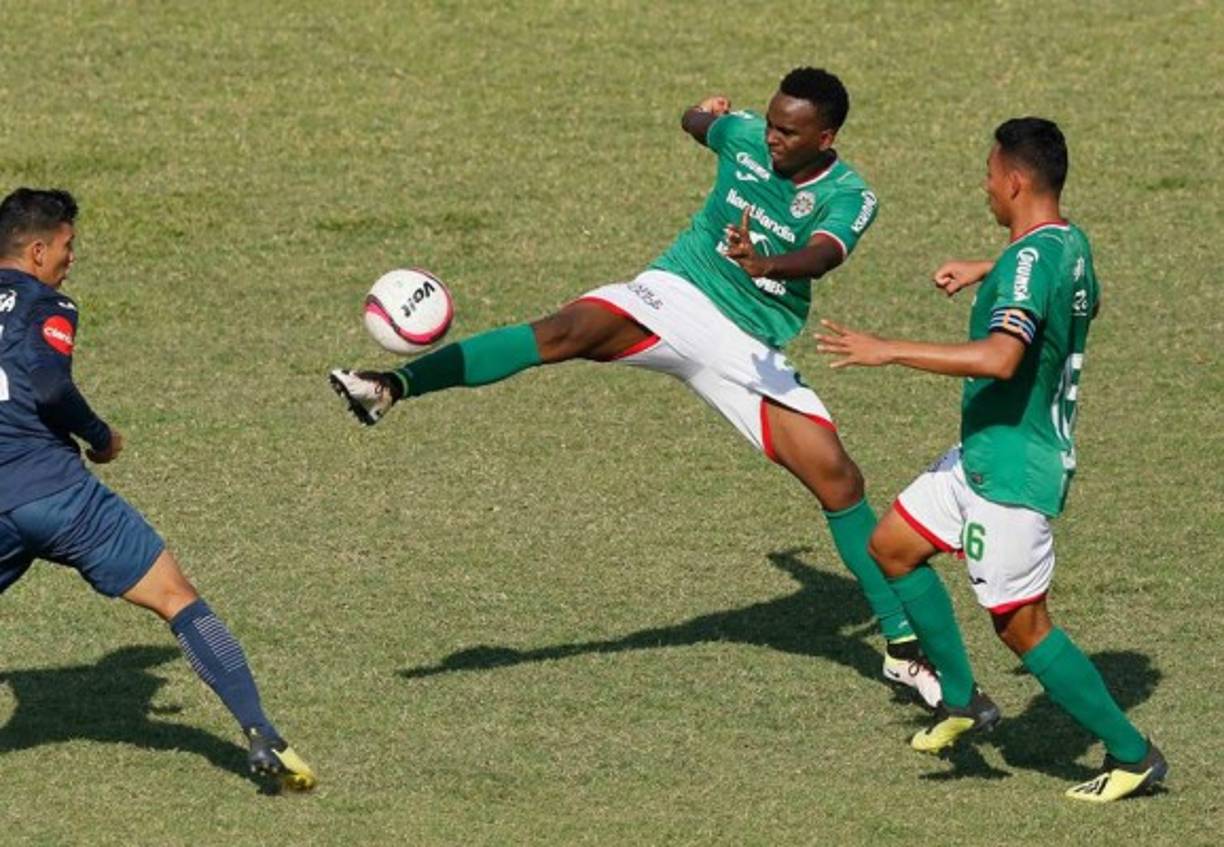 El central Bryan Jonhson se desmayó al final del partido producto del cansancio. Al jugador se le bajó la presión.