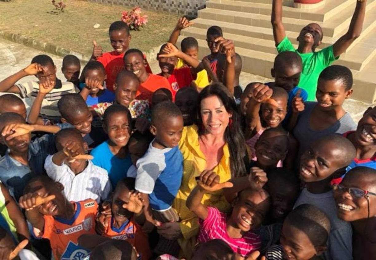Ella se ha dedicado a recorrer ese país durante los últimos tres años en busca de niños a quienes poder cambiarle su destino.