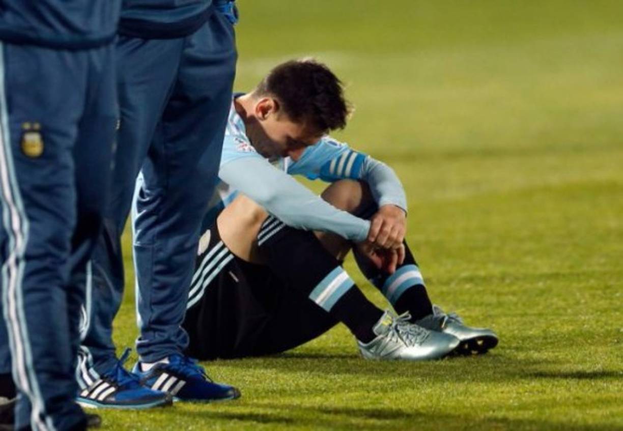 Messi por más que ha llegado a conducir a finales a Argentina a las finales no las logra ganar. Muchos aseguran que es debido a la promesa que no le cumplieron a la virgen en 1986 tras ganar el Mundial.