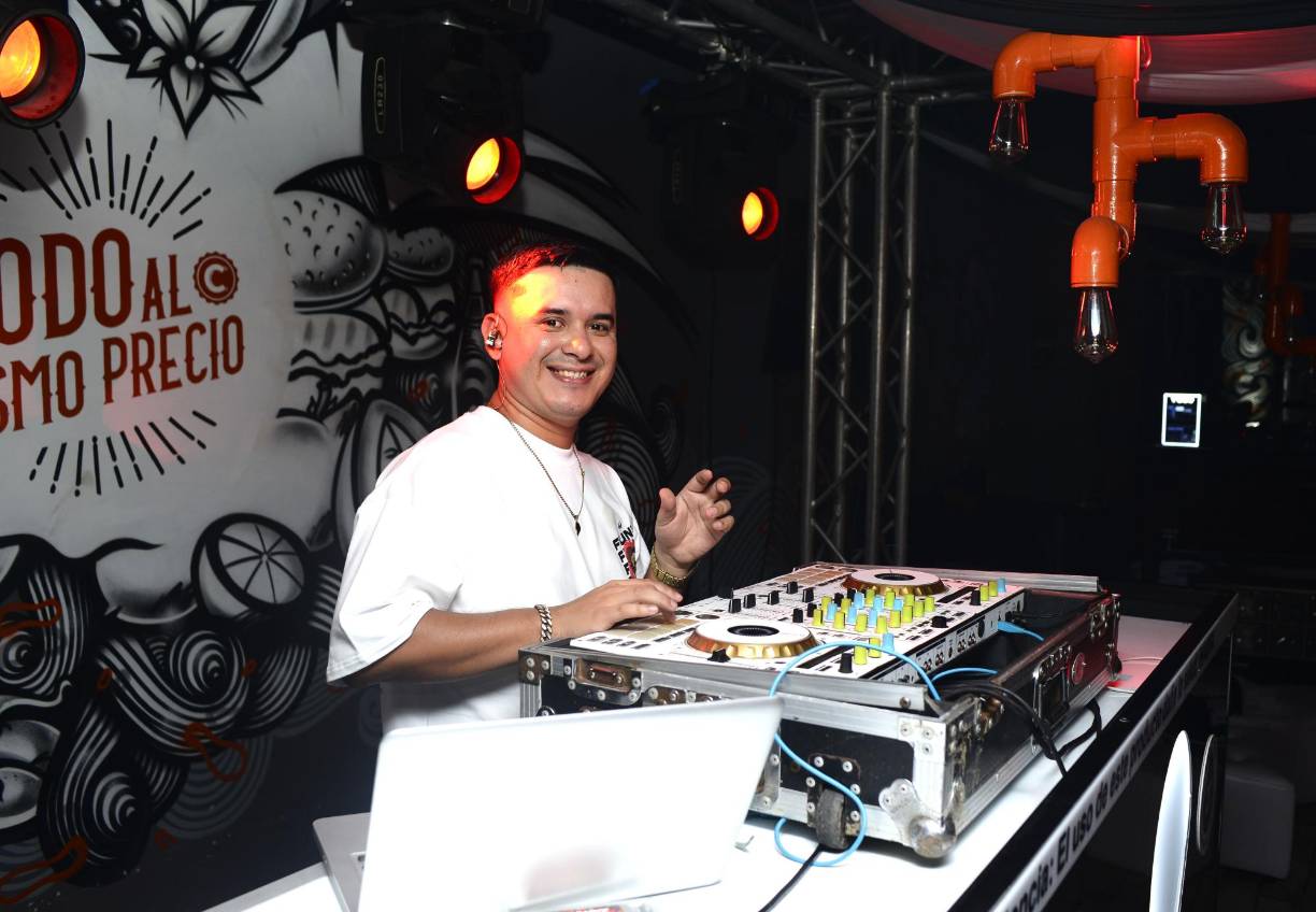 DJ Ken también formó parte de los disyóqueis del evento. 