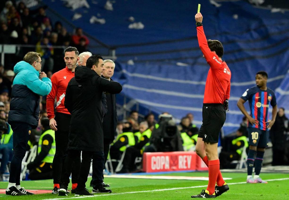 El árbitro José Luis Munuera Montero le sacó tarjeta amarilla a Xavi Hernández.