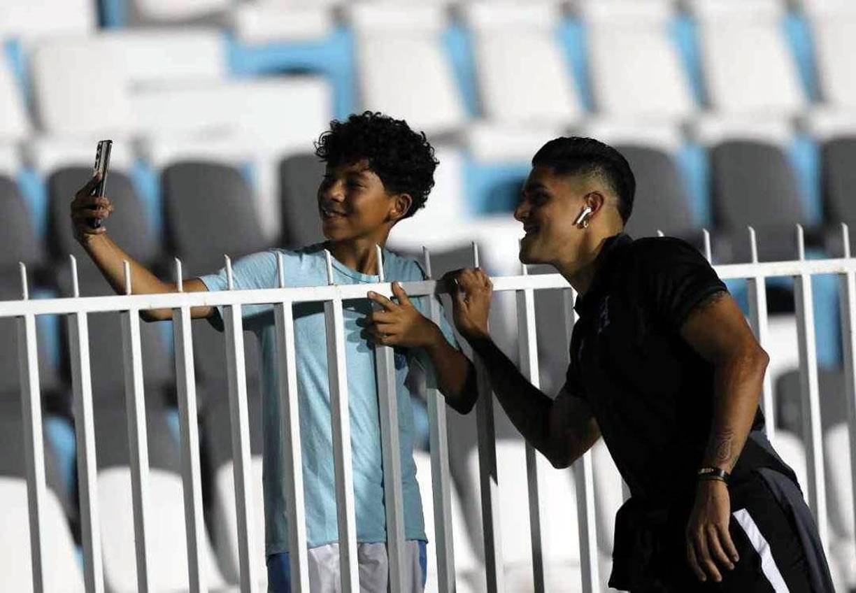 Luis Palma tuvo un buen gesto con aficionados hondureños y accedió a tomarse fotos.