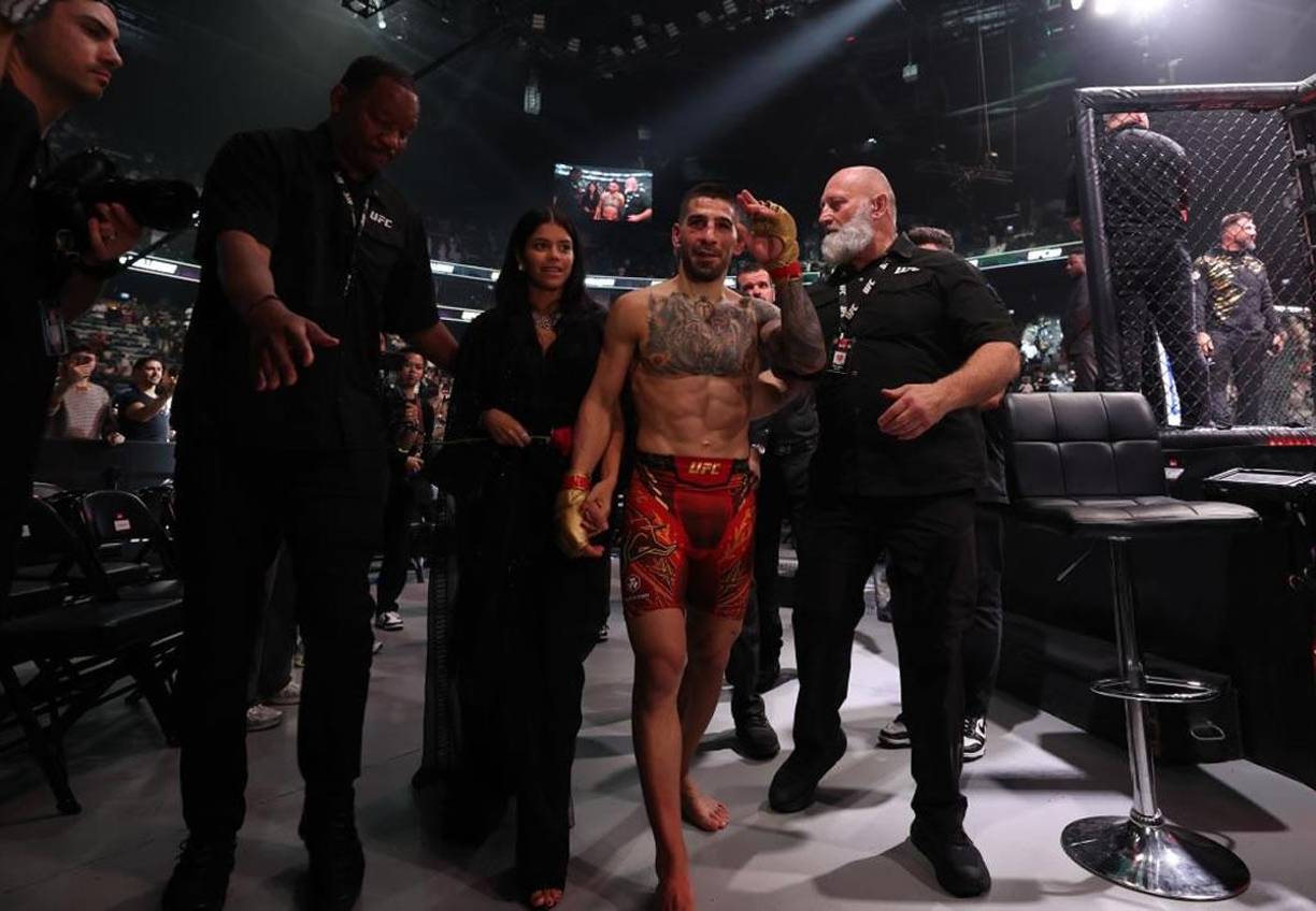 Ilia Topuria y su novia Giorgina Uzcategui saliendo del Etihad Arena tras ganar la pelea a Max Holloway.